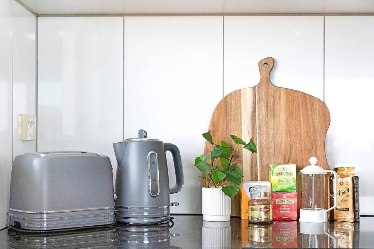 Discover A Bright Oasis In The Heart Of Apartment *